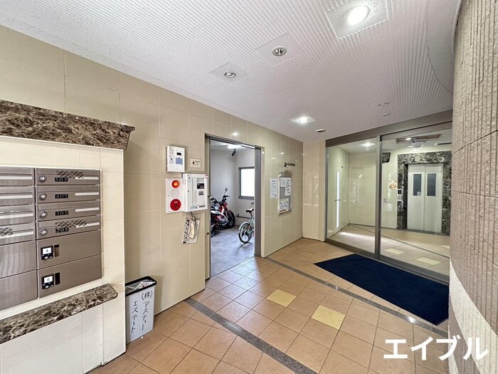 物件外観写真2　(エントランス部分)