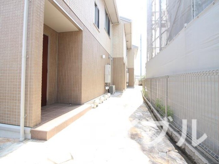 物件外観写真2　(エントランス部分)