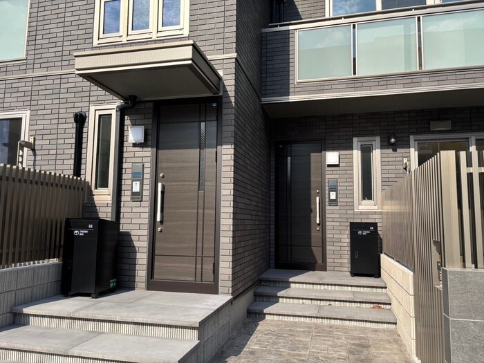 物件外観写真3　(エントランス部分)