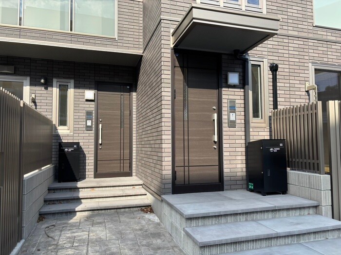 物件外観写真4　(エントランス部分)