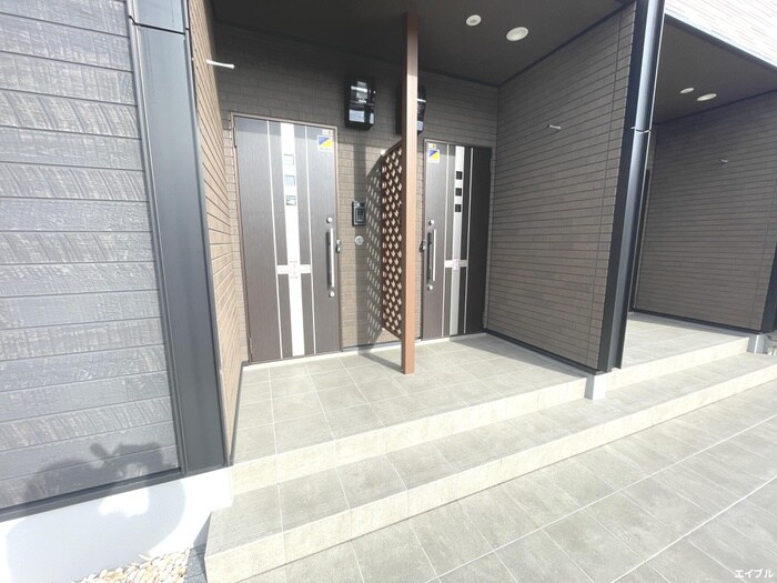 物件外観写真2　(エントランス部分)