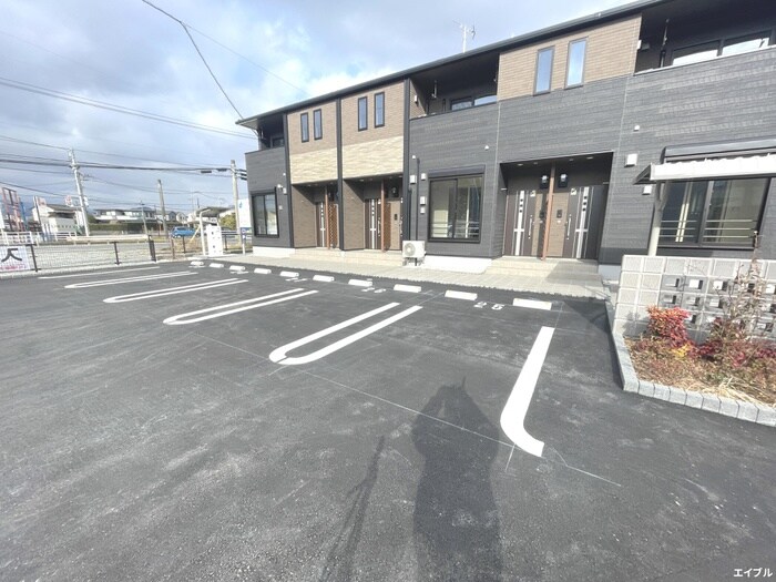 物件外観写真3　(駐車場)