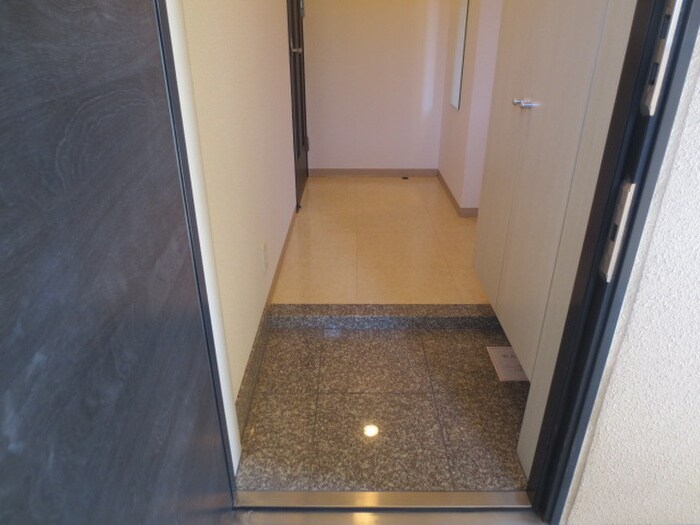 物件内観写真10　(玄関)