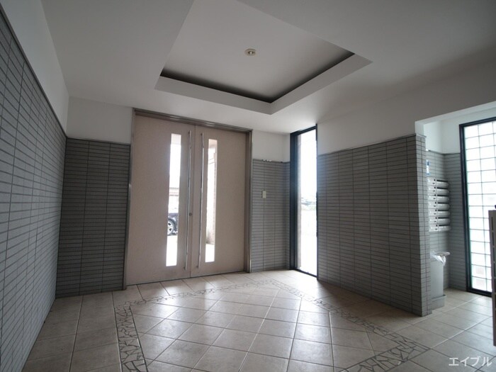 物件外観写真6　(エントランス部分)