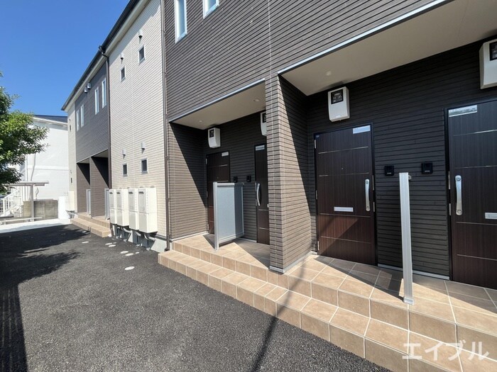 物件外観写真4　(エントランス部分)