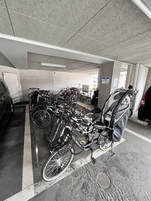 物件外観写真3　(駐輪場)