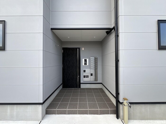 物件外観写真2　(エントランス部分)