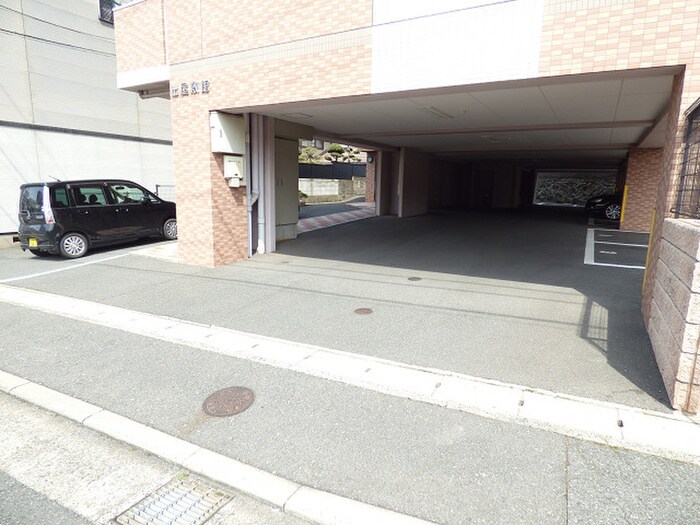 出屋敷館の駐車場