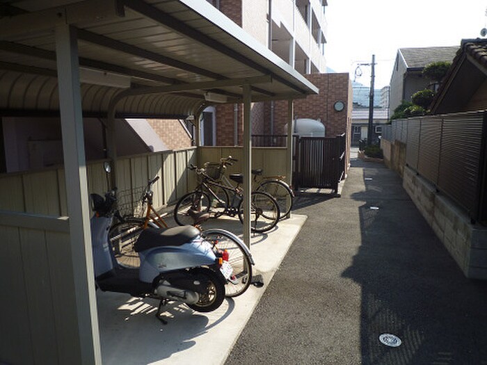 出屋敷館の駐輪場