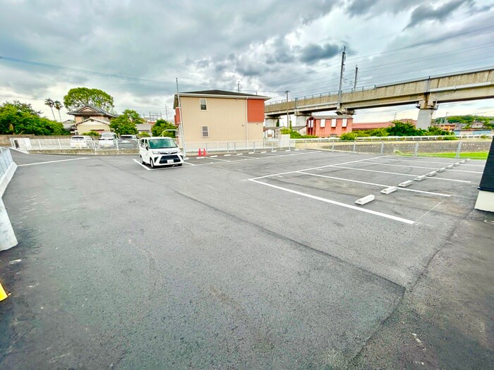 物件外観写真2　(駐車場)