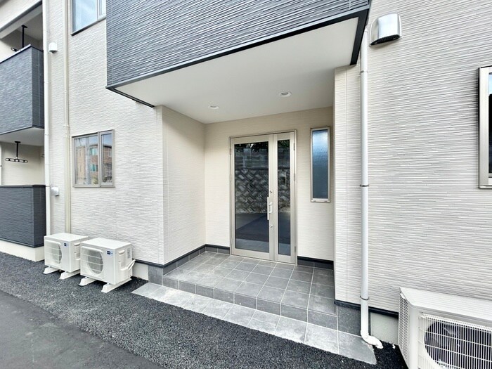 物件外観写真4　(エントランス部分)