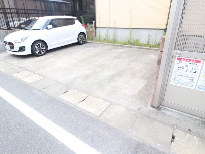 物件外観写真3　(駐車場)