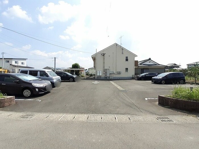 物件外観写真2　(駐車場)