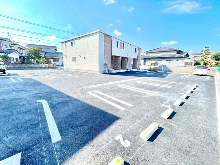 物件外観写真2　(駐車場)