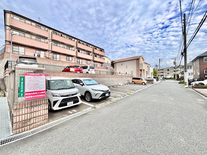 物件外観写真2　(駐車場)