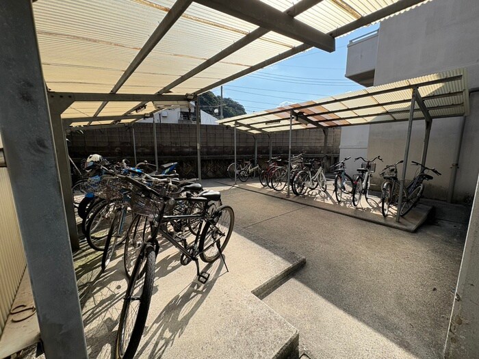 物件外観写真2　(駐輪場)