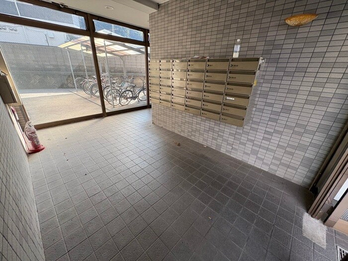 物件外観写真4　(エントランス部分)