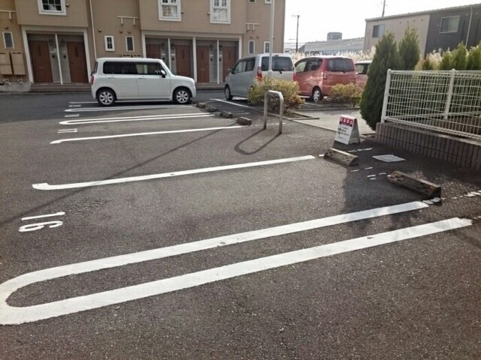 物件外観写真2　(駐車場)