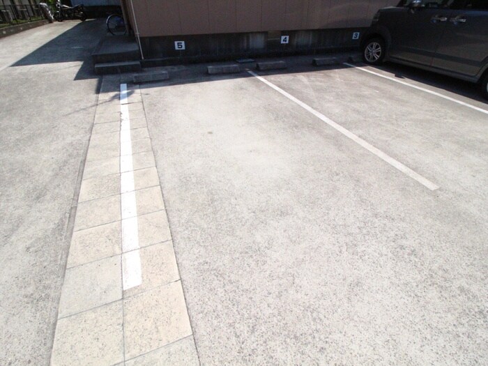 物件外観写真2　(駐車場)