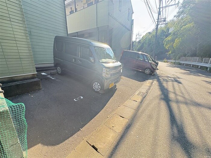 物件外観写真5　(駐車場)