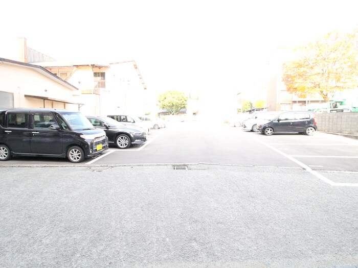 物件外観写真2　(駐車場)