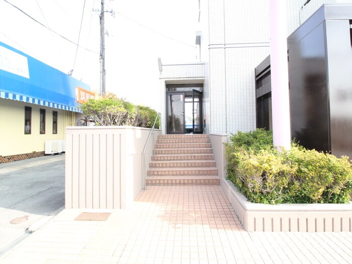 物件外観写真3　(エントランス部分)