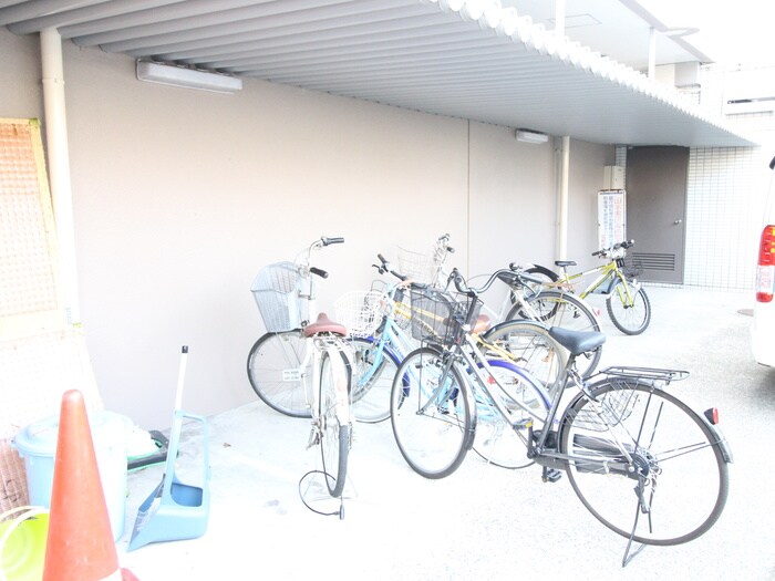 物件外観写真4　(駐輪場)