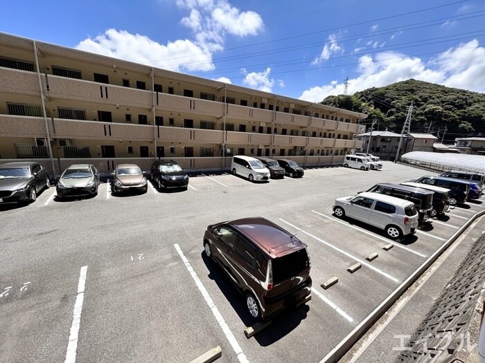 物件外観写真4　(駐車場)