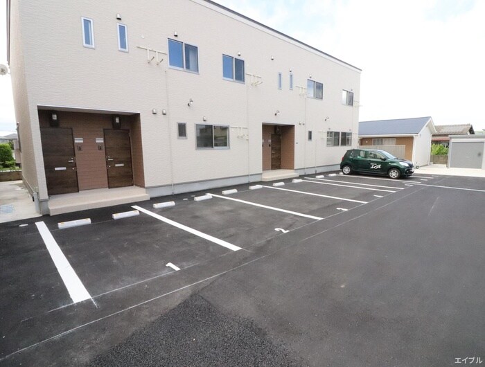 物件外観写真4　(駐車場)