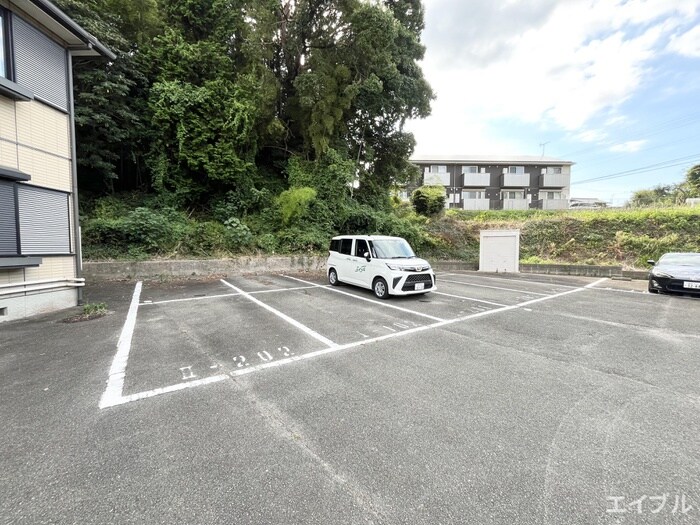 物件外観写真3　(駐車場)