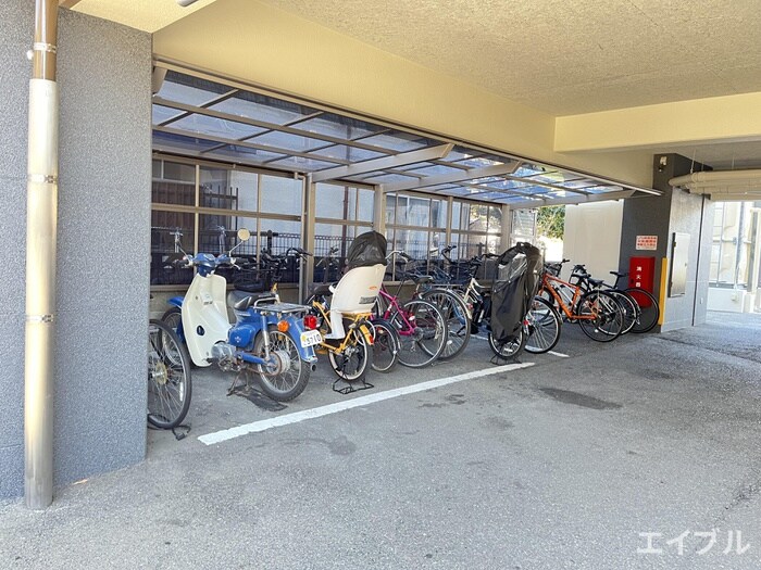 物件外観写真4　(駐輪場)