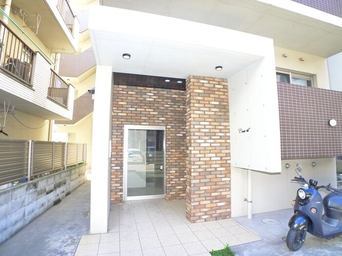 物件外観写真2　(エントランス部分)