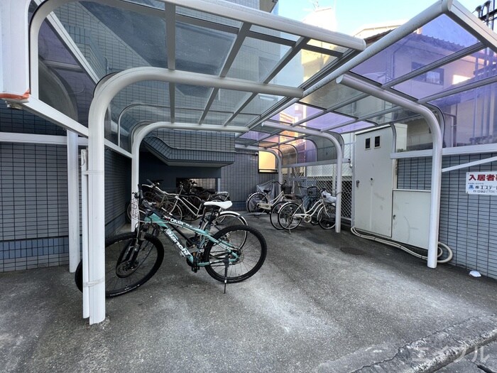 物件外観写真4　(駐輪場)