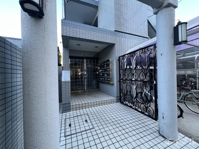 物件外観写真6　(エントランス部分)