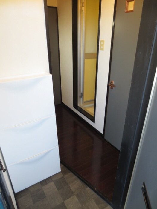 物件内観写真4　(玄関)