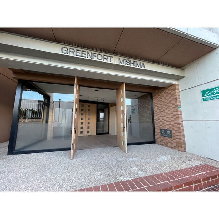 物件外観写真6　(エントランス部分)