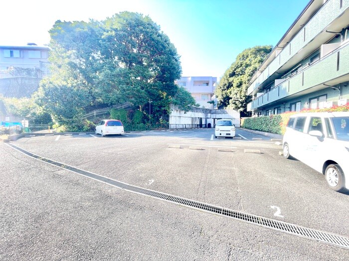 物件外観写真2　(駐車場)