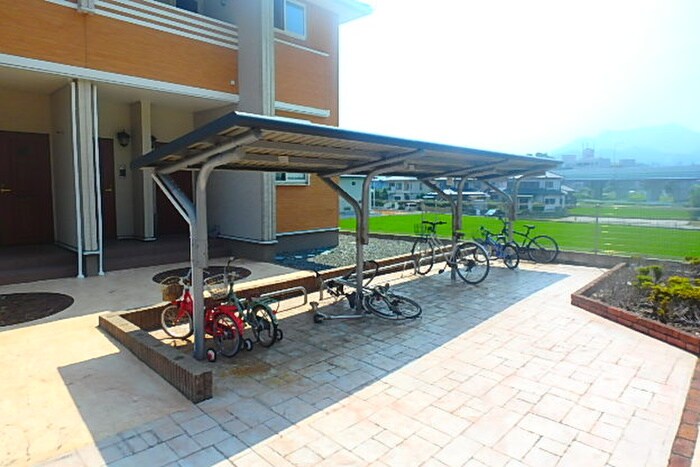 物件外観写真3　(駐輪場)