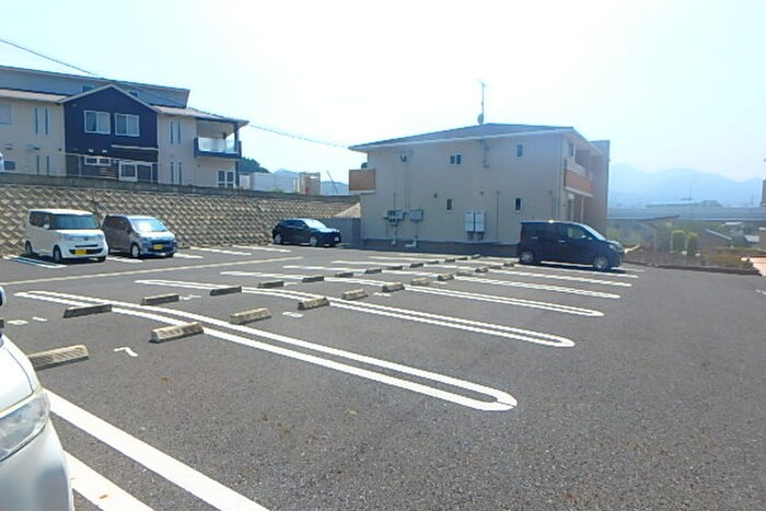 物件外観写真6　(駐車場)