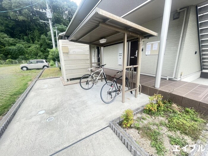 物件外観写真4　(駐輪場)