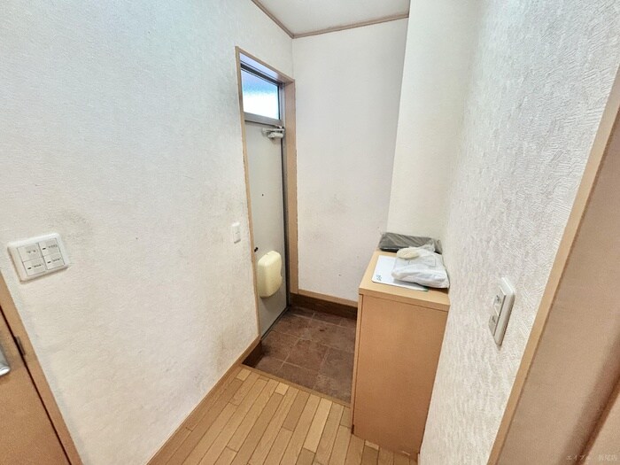 物件内観写真12　(玄関)