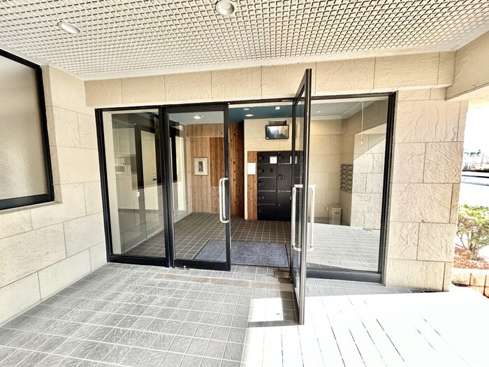 物件外観写真6　(エントランス部分)