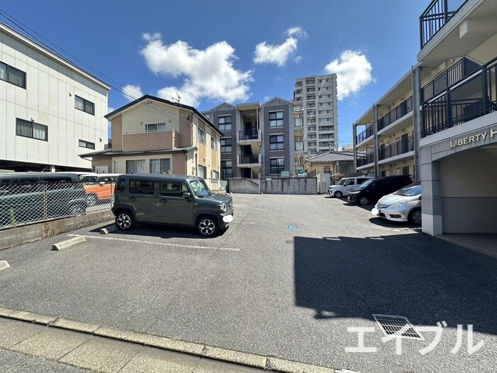 物件外観写真2　(駐車場)