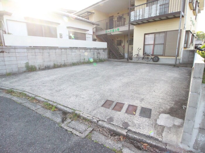 物件外観写真2　(駐車場)