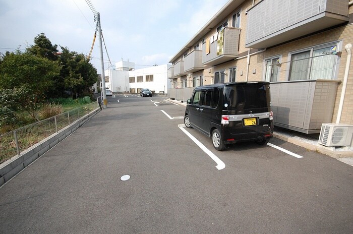 物件外観写真2　(駐車場)