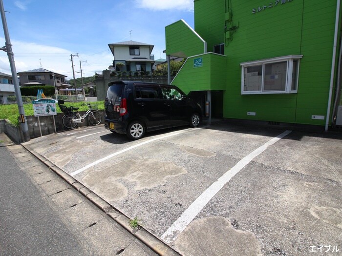 物件外観写真4　(駐車場)