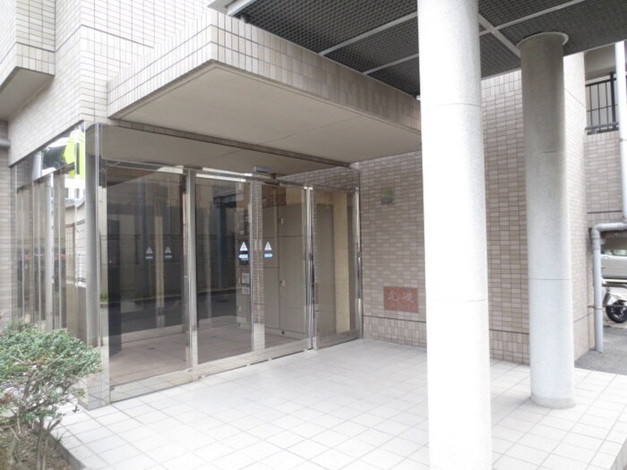物件外観写真2　(エントランス部分)