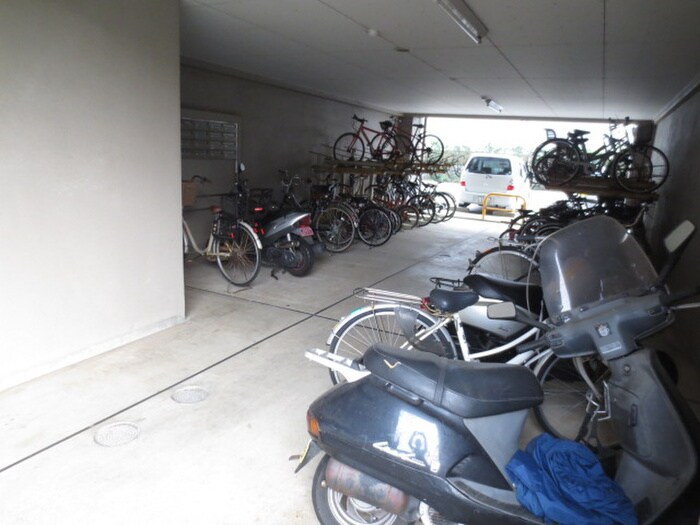 物件外観写真4　(駐輪場)