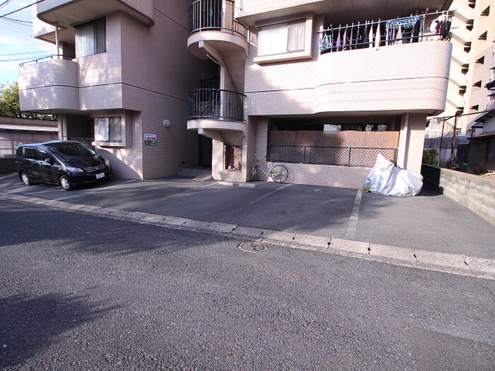 物件外観写真3　(駐車場)