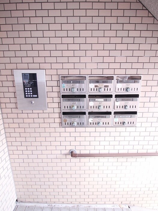 物件外観写真4　(エントランス部分)